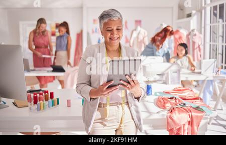 Tablet digitale, e-commerce e donna anziana che controlla le vendite, i profitti e l'inventario per le startup delle piccole imprese. Felice, il proprietario di affari e. Foto Stock