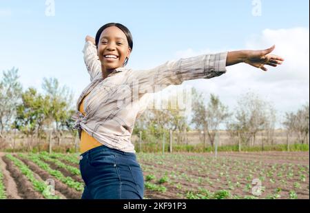 Agricoltura, donna nera, agricoltore e ambiente con raccolto agricolo e l'agricoltura per la sostenibilità in campagna. Verde, sostenibile e libera Foto Stock