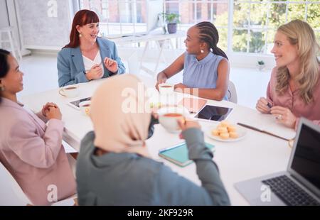 Uomini d'affari, diversità e riunioni in discussione sociale ridendo in divertente sviluppo di squadra in ufficio. Gruppo di dipendenti creativi e felici Foto Stock