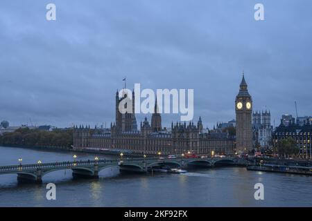 Westminster, Londra, Regno Unito. 17th Nov 2022. Il tempo del Regno Unito: Le prospettive sono cupe, dal momento che Londra si sveglia a cieli opachi e nuvole pesanti il giorno in cui si prevede che il Cancelliere annuncerà un pacchetto di aumenti fiscali e tagli alla spesa. Credit: Celia McMahon/Alamy Live News Foto Stock