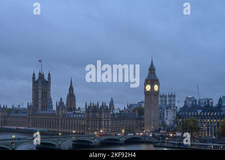 Westminster, Londra, Regno Unito. 17th Nov 2022. Il tempo del Regno Unito: Le prospettive sono cupe, dal momento che Londra si sveglia a cieli opachi e nuvole pesanti il giorno in cui si prevede che il Cancelliere annuncerà un pacchetto di aumenti fiscali e tagli alla spesa. Credit: Celia McMahon/Alamy Live News Foto Stock