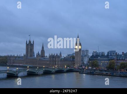 Westminster, Londra, Regno Unito. 17th Nov 2022. Il tempo del Regno Unito: Le prospettive sono cupe, dal momento che Londra si sveglia a cieli opachi e nuvole pesanti il giorno in cui si prevede che il Cancelliere annuncerà un pacchetto di aumenti fiscali e tagli alla spesa. Credit: Celia McMahon/Alamy Live News Foto Stock