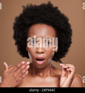 Capelli, ritratto e donna nera in studio per problemi, perdita di capelli e cura dei capelli su uno sfondo marrone. Faccia, modello e acconciatura afro falliscono da donna Foto Stock