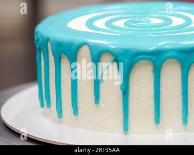 pasticceria chef torta designer decorazione turchese blu bianco satinato cheesecake in cucina con borsetta Foto Stock