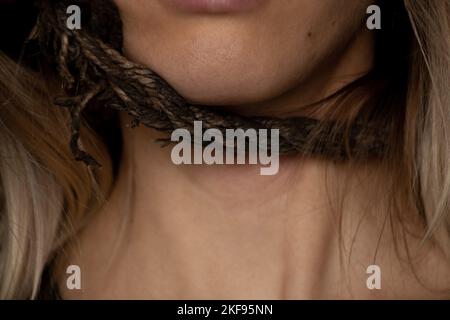 ragazza con una corda intorno al collo, traffico di esseri umani, schiavitù, potere sulle persone, una corda intorno al collo di una persona Foto Stock
