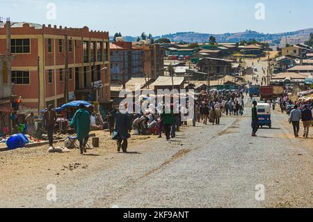 DEBARK, ETIOPIA - GENNAIO 2018: Traffico sulla strada principale che conduce attraverso Debark in Etiopia. Foto Stock