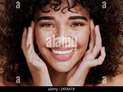 Cura della pelle, bellezza e volto ritratto di donna in studio isolato su uno sfondo marrone. Trucco cosmetici, estetica e felice modello femminile dal Brasile Foto Stock