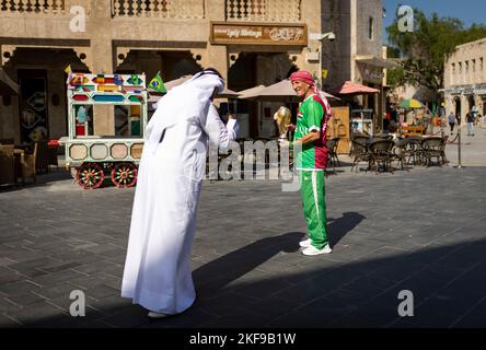 16.11.2022, Doha Katar Qatar Irakischer Fan träumt vom WM Pokal und wird von einheimischen fotografiert. Souq Waqif: Basar in der Altstadt Doha 3 giorno Foto Stock