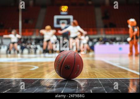 Una palla di basket in attesa in campo durante il time-out Foto Stock
