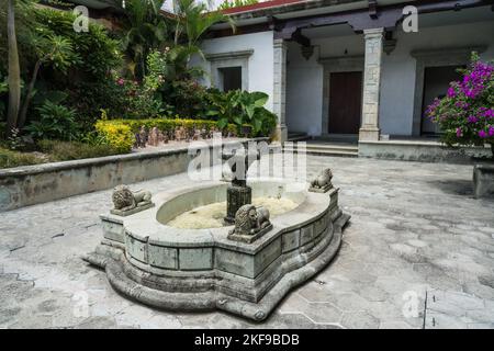 La fontana e il cortile del Museo Rufino Tamayo di Arte Pre-ispanica del Messico, ospitato in un antico palazzo coloniale a Oaxaca, Messico. Foto Stock