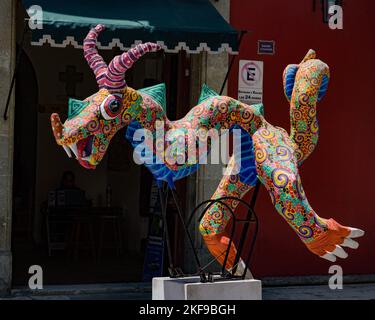 Una grande creatura di drago mitico-papier-mache sulla strada durante la celebrazione del giorno dei morti a Oaxaca, Messico. Foto Stock