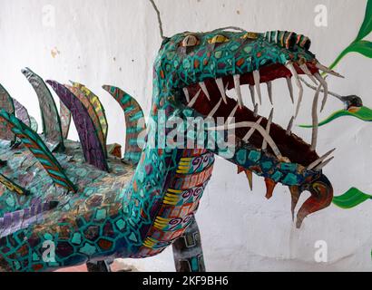 Una grande creatura di drago mitico-papier-mache sulla strada durante la celebrazione del giorno dei morti a Oaxaca, Messico. Foto Stock