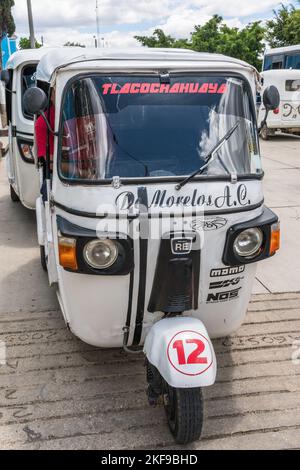 Il mototaxi è una forma economica di trasporto in tutto il Messico. San Jeronimo Tlacochahuaya, Messico. Foto Stock