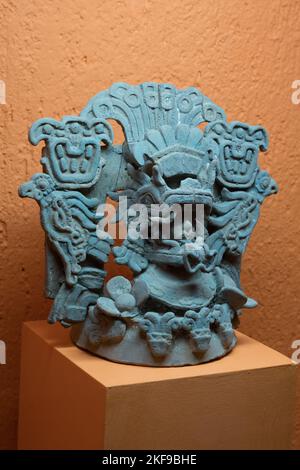 Un'urna funeraria in ceramica decorata in stile Teotihuacan di Xico, Messico. Rufino Tamayo Museo di Arte Pre-ispanica del Messico, Oaxaca, Messico. Cl tardivo Foto Stock