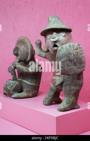 Figure in ceramica di un guerriero e di un uomo seduto, di Nayarit. Rufino Tamayo Museo di Arte Pre-ispanica del Messico, Oaxaca, Messico. Periodo pre-classico Foto Stock