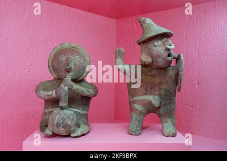 Figure in ceramica di un guerriero con uno scudo e un uomo seduto, di Nayarit. Rufino Tamayo Museo di Arte Pre-ispanica del Messico, Oaxaca, Messico. Pre-Cl Foto Stock