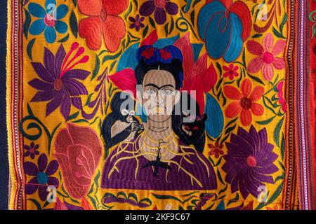 Un tappeto tessuto a mano con l'immagine di Frido Kahlo in vendita in un negozio di tappeti nel centro di tessitura di Teotitlan del Valley, Oaxaca, Messico. Foto Stock