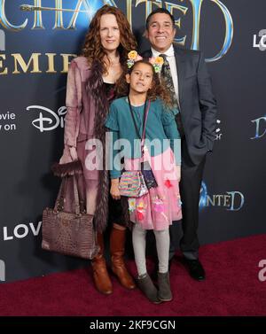 Los Angeles, Stati Uniti. 16th Nov 2022. (L-R) Ursula Whittaker, August luce Nuñez e Oscar Nuñez alla DISINCANTATA prima Disney tenutasi al Teatro El Capitan di Hollywood, CA mercoledì 16 novembre 2022. (Foto di Sthanlee B. Mirador/Sipa USA) Credit: Sipa USA/Alamy Live News Foto Stock