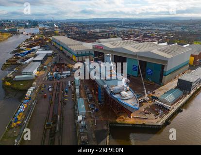 Vista della nave da guerra sottomarina HMS Glasgow Type 26 in costruzione presso il cantiere navale BAE Systems di Govan, sul fiume Clyde, a Glasgow, Scozia, Regno Unito Foto Stock