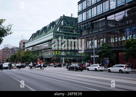 Stoccolma, Svezia - Settembre 2022: Vista su strada dei grandi magazzini, delle auto nel traffico e delle persone su Hamngatan Street Foto Stock