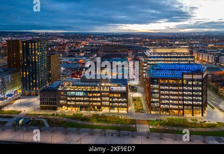 Vista aerea dal drone al crepuscolo del campus tecnologico di Barclays a Tradecon, Glasgow, Scozia, Regno Unito Foto Stock