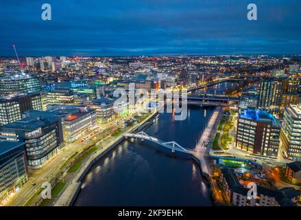 Vista aerea dal drone di notte dello skyline di Glasgow e del fiume Clyde, Scozia, Regno Unito Foto Stock