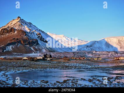Un paesaggio del ghiacciaio di Smadellsjokull in Islanda con luce solare sotto il cielo blu Foto Stock
