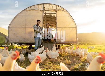 Agricoltura, pollo e sostenibilità con di coppia nera in azienda per la crescita, cibo e ambiente. Campagna, contadino e uova con l'uomo e la donna Foto Stock