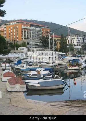 Il turismo croato: Una vista di uno dei porti sul lungomare di Opatija, una popolare località balneare sulla penisola istriana. Foto Stock