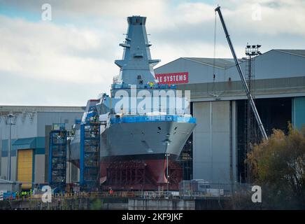 Vista della nave da guerra sottomarina HMS Glasgow Type 26 in costruzione presso il cantiere navale BAE Systems di Govan, sul fiume Clyde, a Glasgow, Scozia, Regno Unito Foto Stock