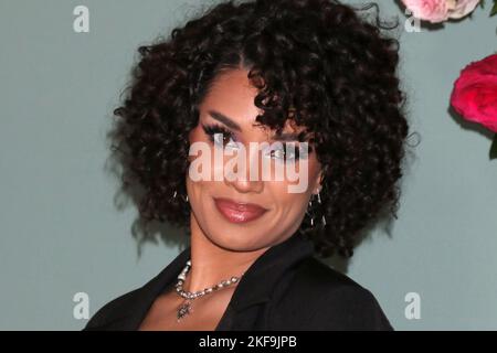 Maya Browne agli arrivi per LE PERSONE CHE ODIAMO AL Premiere DEL MATRIMONIO, Regency Village Theatre a Westwood, Los Angeles, CA 16 novembre 2022. Foto di: Collezione Priscilla Grant/Everett Foto Stock