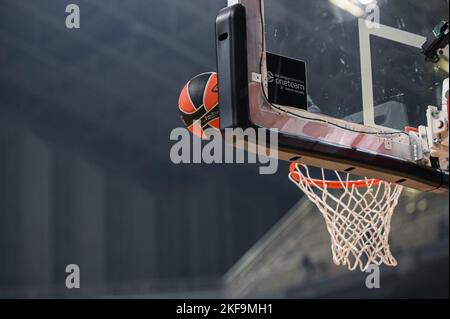 Palla da basket che entra in rete in un campo da basket Foto Stock