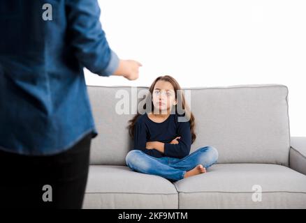 madre rimproverandola un bambino piccolo per il comportamento difettoso Foto Stock