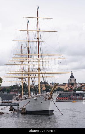 Stoccolma, Svezia - Settembre 2022: Vista panoramica della storica e alta nave a vela di Chapman sull'isola di Skeppsholmen Foto Stock