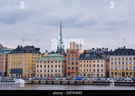 Stoccolma, Svezia - Settembre 2022: Lungomare vecchi edifici colorati paesaggio urbano e skyline della città Stadsholmen, Gamla Stan Foto Stock