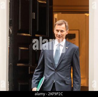 Londra, Regno Unito. 17th Nov 2022. Jeremy Hunt, Cancelliere dello scacchiere, parte 11 Downing Street per la sua dichiarazione di autunno di credito: Ian Davidson/Alamy Live News Foto Stock