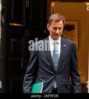 Londra, Regno Unito. 17th Nov 2022. Jeremy Hunt, Cancelliere dello scacchiere, parte 11 Downing Street per la sua dichiarazione di autunno di credito: Ian Davidson/Alamy Live News Foto Stock