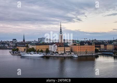 Stoccolma, Svezia - Settembre 2022: Vista panoramica aerea di Riddarholmen, Gamla Stan, nella città vecchia di Stoccolma dopo il tramonto Foto Stock