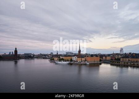 Stoccolma, Svezia - Settembre 2022: Vista panoramica aerea di Riddarholmen, Gamla Stan, nella città vecchia di Stoccolma dopo il tramonto Foto Stock