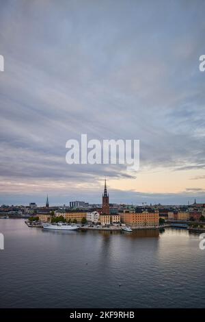 Stoccolma, Svezia - Settembre 2022: Vista panoramica aerea di Riddarholmen, Gamla Stan, nella città vecchia di Stoccolma dopo il tramonto Foto Stock