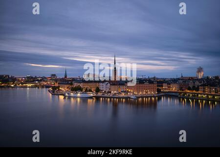 Stoccolma, Svezia - Settembre 2022: Vista panoramica aerea di Riddarholmen, Gamla Stan, nella città vecchia di Stoccolma dopo il tramonto Foto Stock