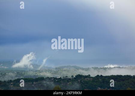 Paysage apres l'orage, ciel nuageux et Gris, Arriere Pays de Grasse, Parc Naturel des Prealpes d'Azur, Alpes Maritimes, 06, PACA Foto Stock