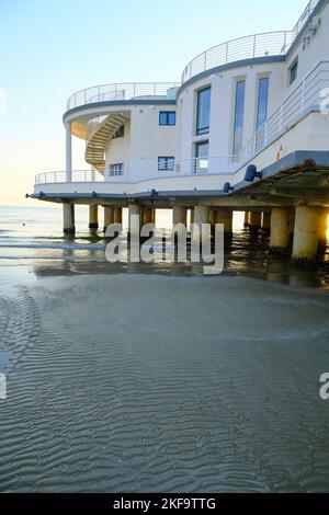 Rotonda al mare durante l'alba attraverso il cielo, il mare e la costa attraverso l'orizzonte a Senigallia, Italia. Cartolina. Architettura moderna Foto Stock