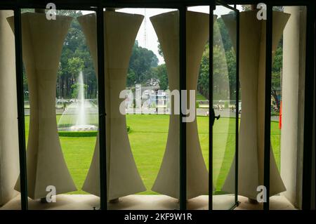 Đ. Lê Duẩn strada con la fontana in primo piano, presa dall'interno del Palazzo della riunificazione, ho Chi Minh City, Vietnam Foto Stock