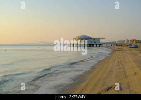 Rotonda al mare durante l'alba attraverso il cielo, il mare e la costa attraverso l'orizzonte a Senigallia, Italia. Cartolina. Architettura moderna Foto Stock