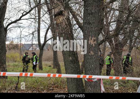 Non esclusiva: KHERSON, UCRAINA - 16 NOVEMBRE 2022 - gli investigatori esaminano i locali del Parco Buzkovyi (Lilac), conosciuto anche come Parco Shevchenko, Wher Foto Stock