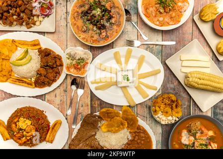 Set di ricette ecuadoriane, maduros con formaggio, mais con formaggio, cipolla con gamberi, cancha, riso chaulafan, torreznos con mais, yucca fritto e. Foto Stock