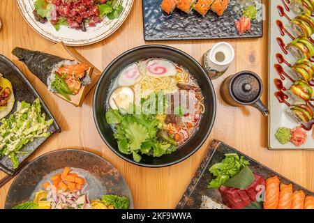 Set di ricette asiatiche giapponesi in piatti di vario tipo con sashimi di pesce, ramen con carne e spaghetti, ceviche di spigola e sushi assortiti Foto Stock