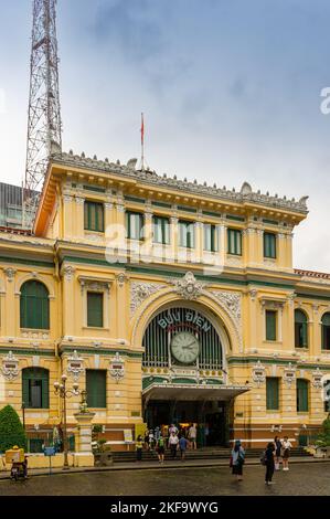 Elevazione anteriore sinistra dell'ufficio postale di ho Chi Minh City, Vietnam Foto Stock