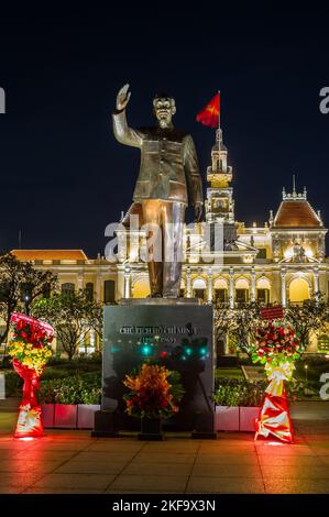 La statua di ho Chi Minh di fronte al People's Committee Building di notte, ho Chi Minh City Foto Stock